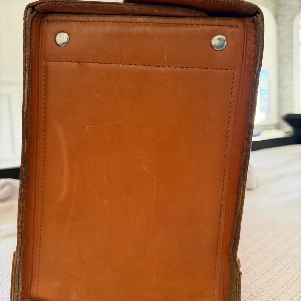 Elegant vintage pegasus Tan Leather suitcase